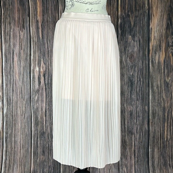 Pleated Pink Skirt - Picture 1 of 8